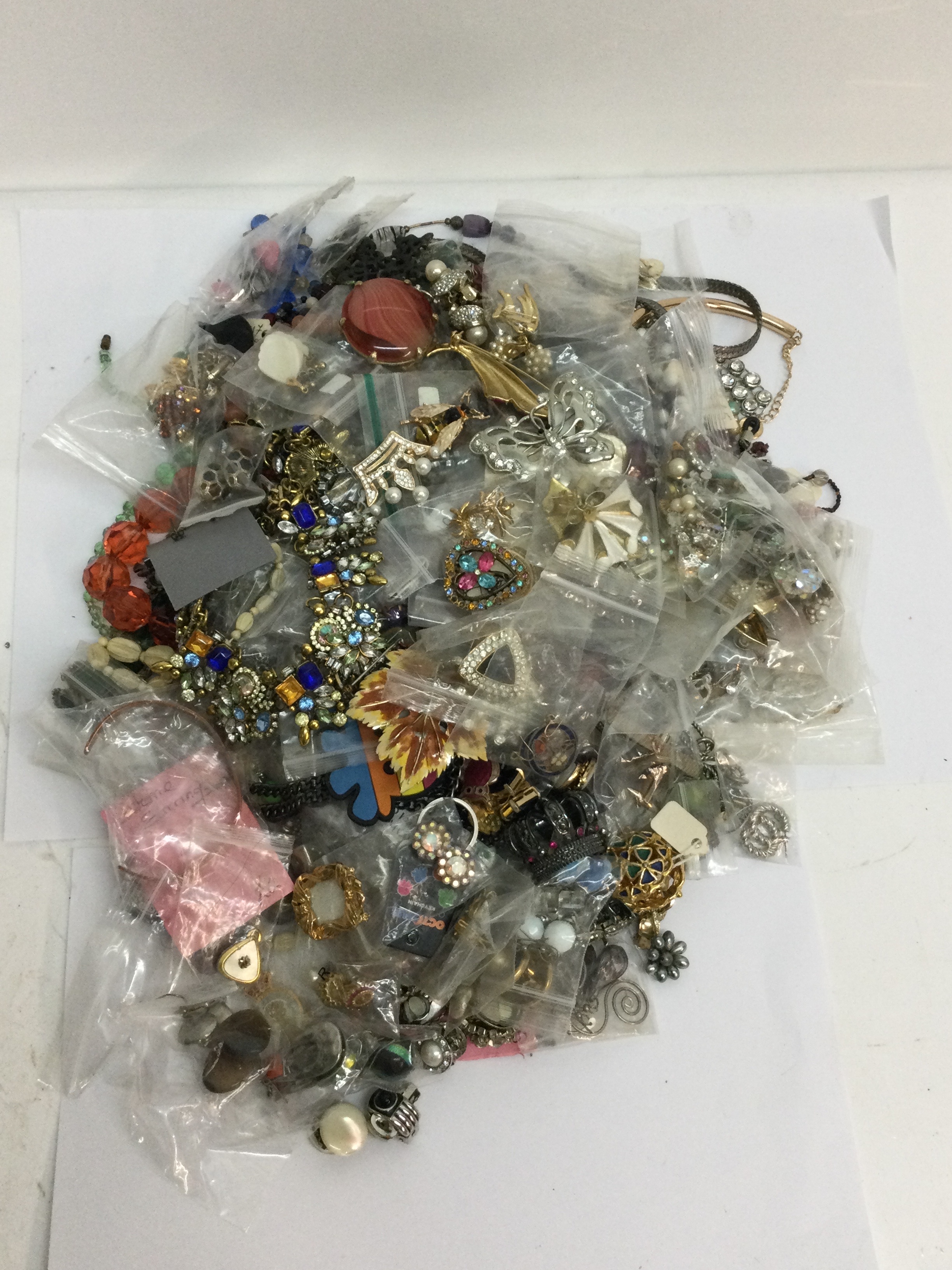 Another quantity of mixed vintage costume and modern dress jewellery. 