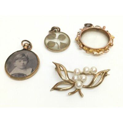 Two 9ct gold mounted locket style pendants including a four leaf clover plus one other locket style pendant and a 9ct gold pearl brooch.