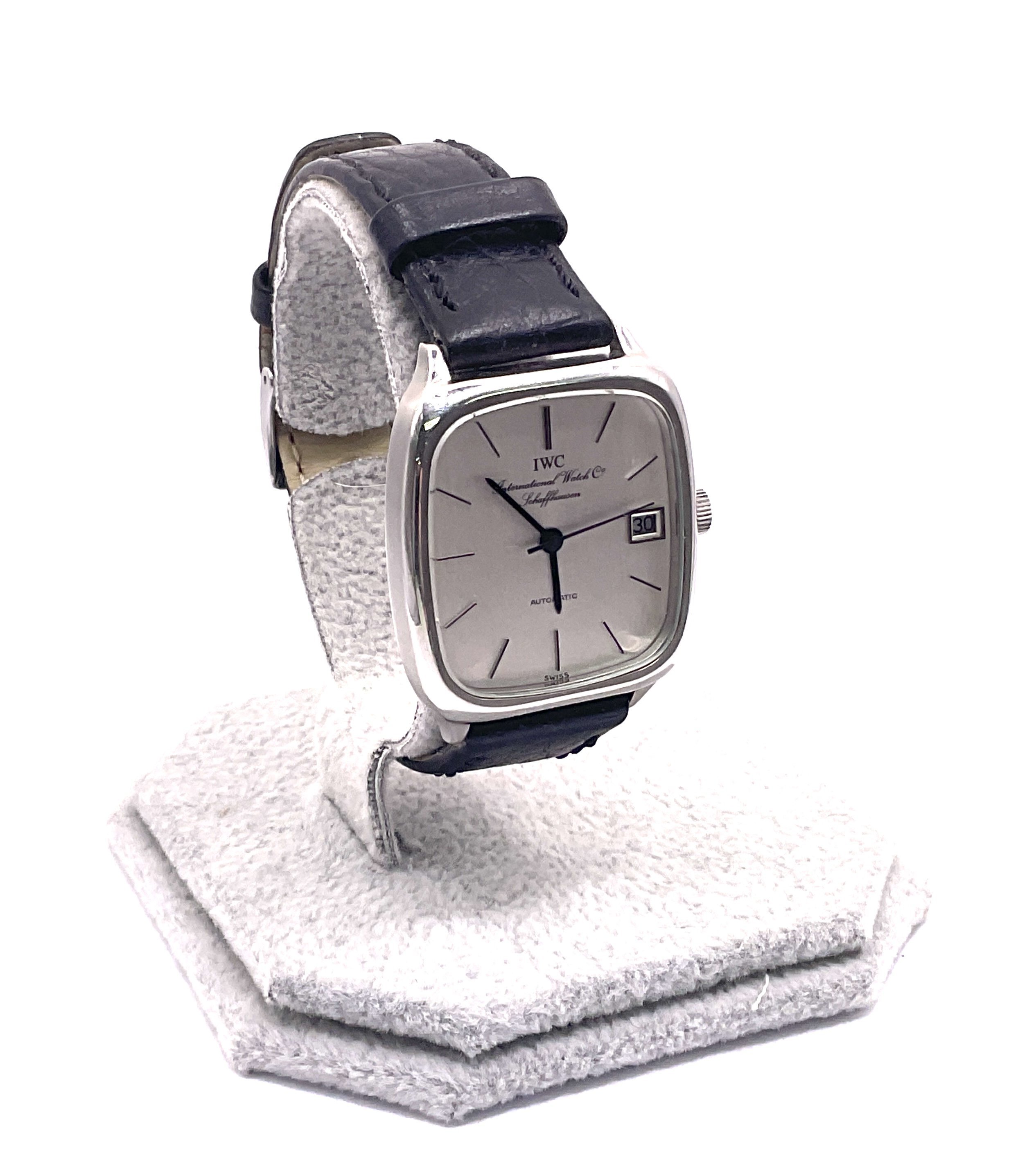 A 1970s Gents steel cased IWC Schaffhausen automatic wristwatch with date aperture model 582.379, 18mm includes crown, full working order. Postage A.