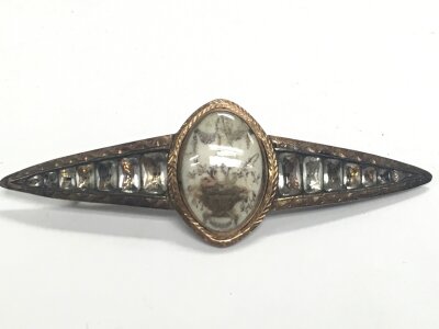 An early 19th century brooch with an oval centre.