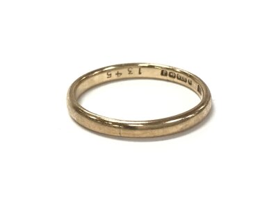 A 9ct gold wedding band.
1.76g and size O