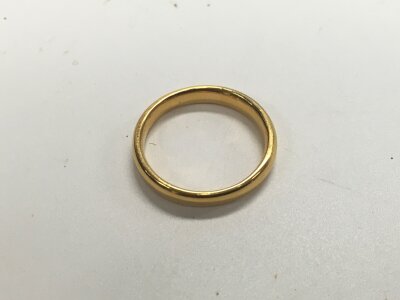 A 22ct gold band. Approx weight 6.1 grams. Size R.