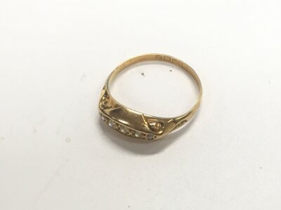 An 18ct gold set with diamonds. Approx weight 2.6 grams, size S.