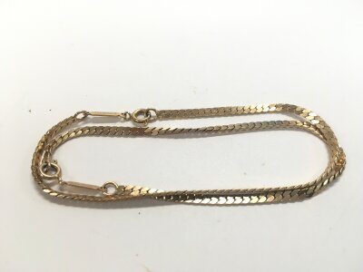 Two 585 stamped close link curb bracelets, approx weight 9.3 grams.