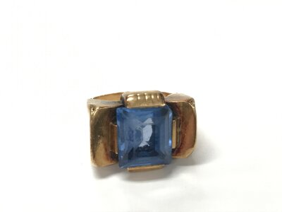 An unmarked gold ring set with a large blue stone. Size N and 7.95g