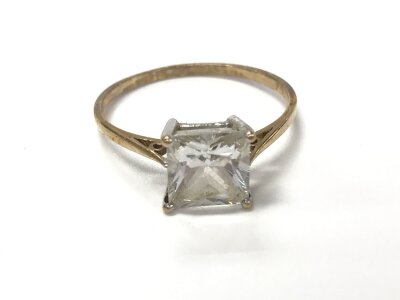 A 9ct gold ring set with princess cut CZ. Size P and 1.65g