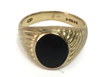 A Gents 9ct gold signet ring. Size Q/R. 4.3g