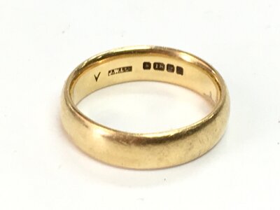 An 18ct gold gents ring, size S. 9g