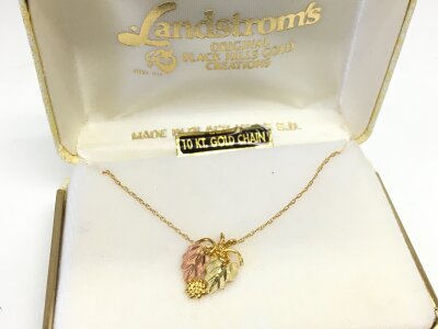 A small 10k gold pendant and chain, 0.9g total weight