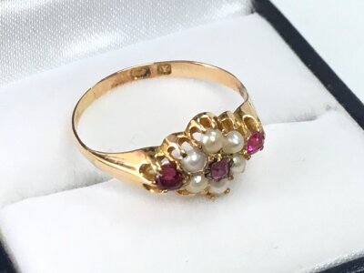 An 18ct gold Edwardian seed pearl garnet/sapphire/ruby ring. Size M. 1.8g total weight