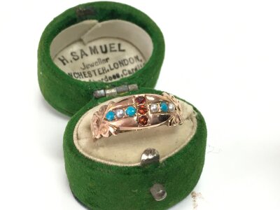 9ct gold Edwardian ring set with turquoise and garnet stones, size Q. 1.6g