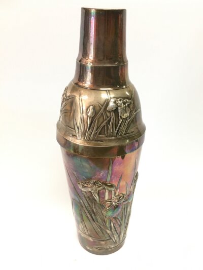 An early 20th Century art deco solid silver cocktail shaker. Konoike. 31cm tall. 630g total