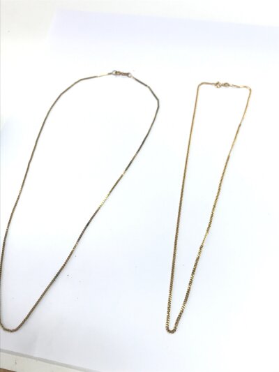 Two 9ct gold necklaces, 7.3g total weight. 22 and 25cm long