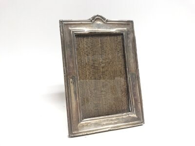 A silver frame hallmarked for Birmingham 1904-1932. 18x13cm, 195g