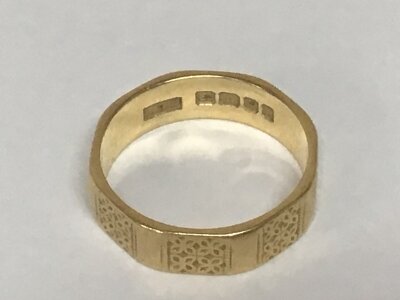 An 18carat gold ring with an alternating patterned edge weight 5g