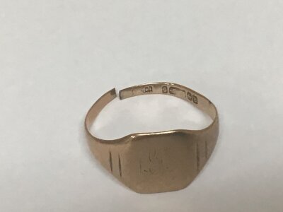A Gents 9carat gold signet ring weight 2.3 grams (shank cut)