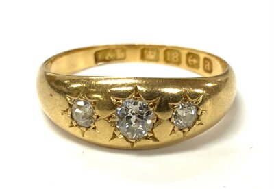 A small 3 stone 18ct gold and old cut diamond ring, Size O, 3.6g