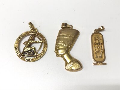 Three 18ct gold pendants including a Nefertiti bust etc 18.20g