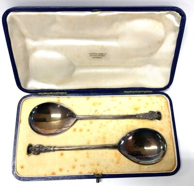 A cased pair of hallmarked silver Mappin and Webb apolstle spoons,