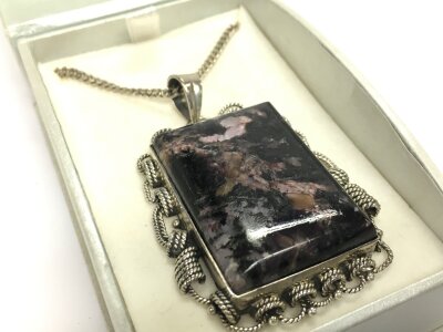 A silver 925 pendant obsidian volcanic glass rock (nice chain). 37.2g