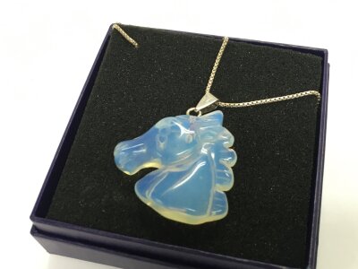 A vasilene glass horse pendant on silver box chain .chain weights 4.6g