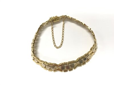 An 18ct 2 colour gold bracelet. 19.77g