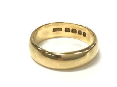 An 18ct gold wedding band
7.46g and size R 1/2