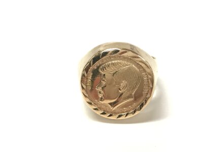 An 18ct gold Kennedy memorial ring. Size N and 8.80g