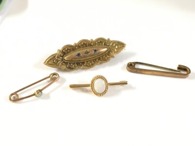 Four 9ct gold brooches. 5.7g total weight