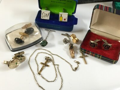 A 9ct gold cross pendant on chain , another 9ct gold cross pendant , small fumsup baby charm , gents cufflinks