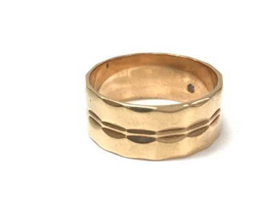 A gold high ct band. Size Q and 5.60 g