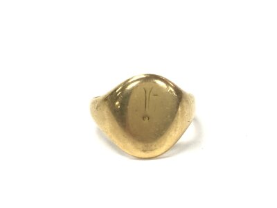 An 18ct gold gents signet ring. Size P 1/2 and 8.33g