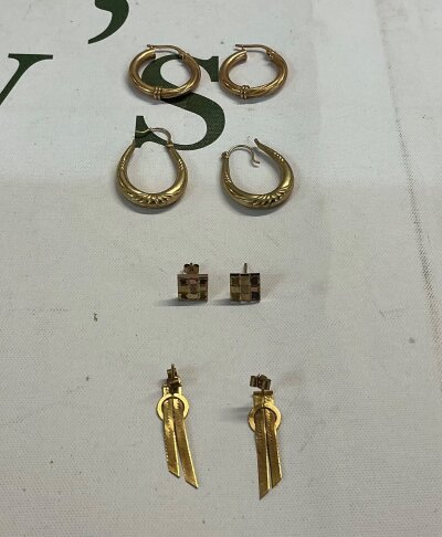 4 pairs of vintage golden earrings, the four pairs consist of small hoop earrings which feature a smooth polished finish (0.94g), textured crescent hoop with a chased diamond cut textured pattern (0.76g), square checkerboard studs with a three colour gold design utilising alternating squares of yellow, rose ands white gold (0.36g), and a drop dangle earring featuring a snake chain ribbons that hang downwards like tassels, cut at slight angle at the tips (0.47g)