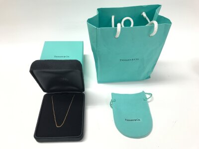 A boxed 18ct gold Tiffany and Co necklace approximately 30 inches.
2.73g