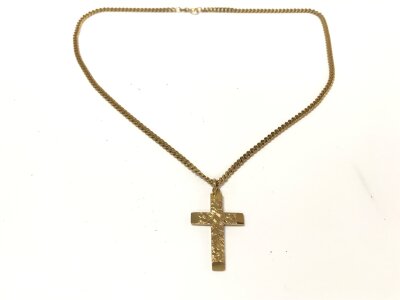 A 9ct gold cross and chain.550
15.75g