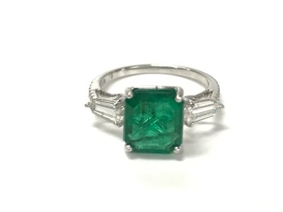 18ct white gold ring set with emerald and two baguette diamonds. With cert.
Size N 1/2