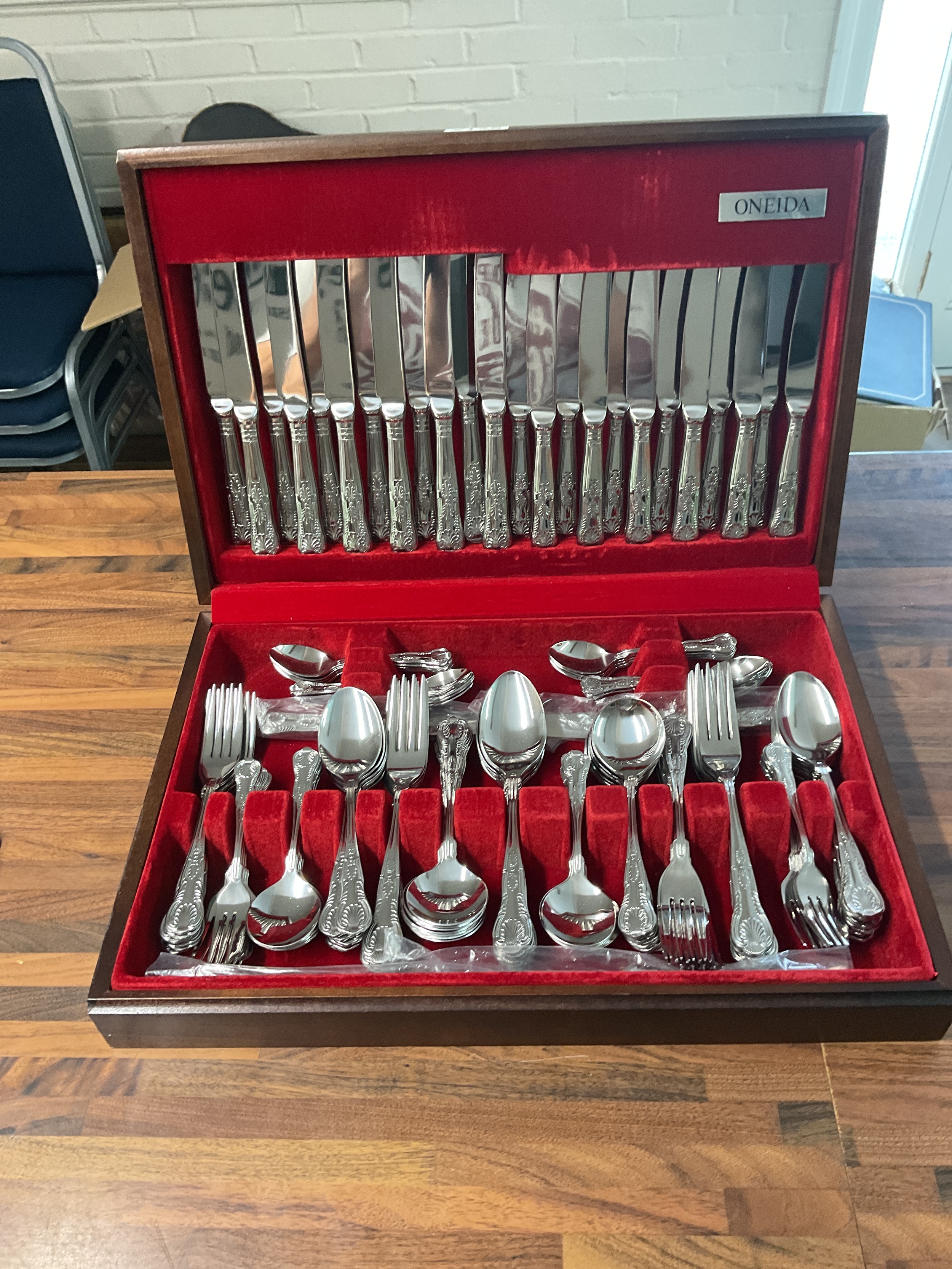 Cased as new set of Oneida Kings pattern 8 place setting cutlery canteen.