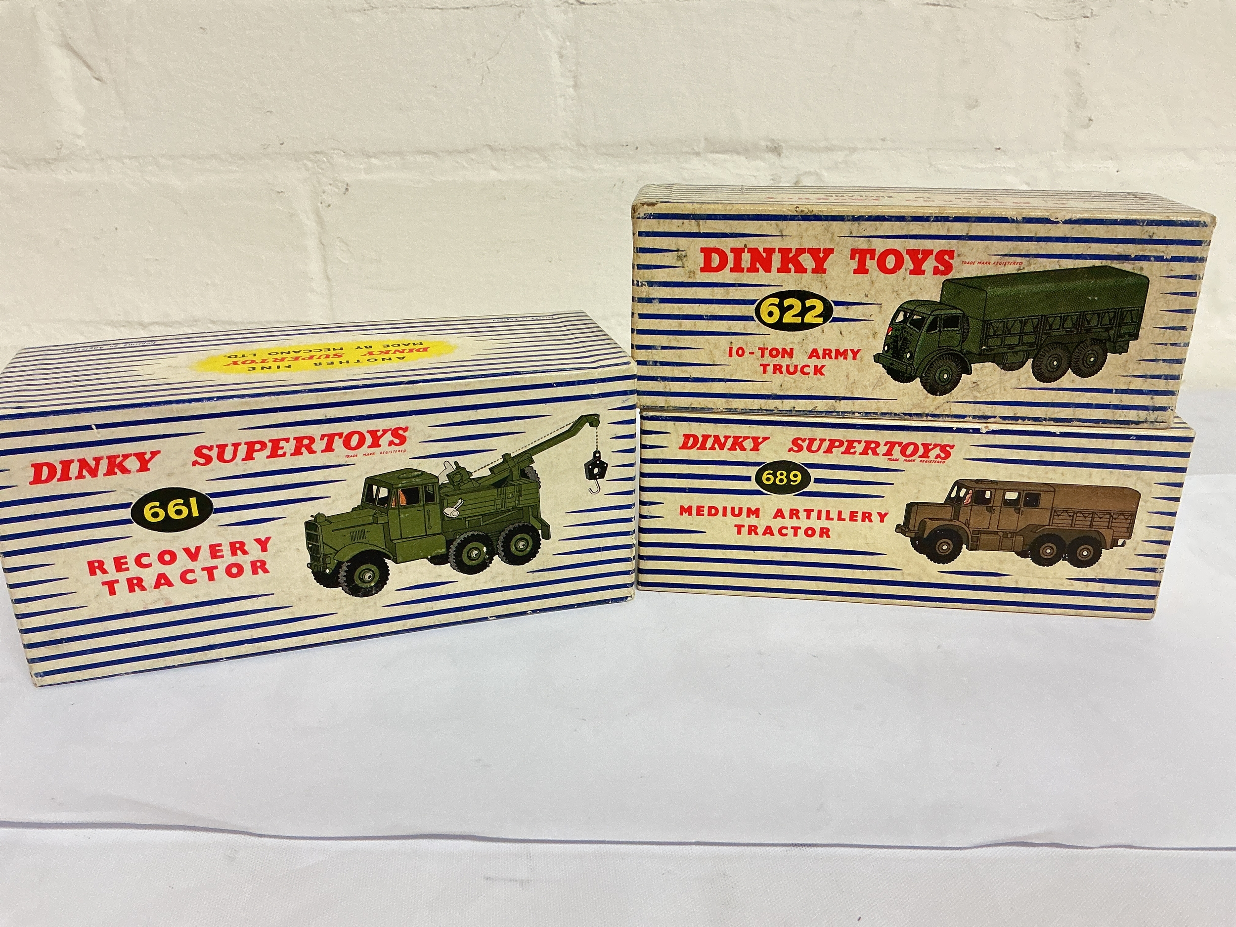 3 X Boxed Dinky Military Diecast. A Recovery Tractor #661, A 10-Ton Army Truck #622 And A Medium Artillery Tractor #689. No Reserve. 