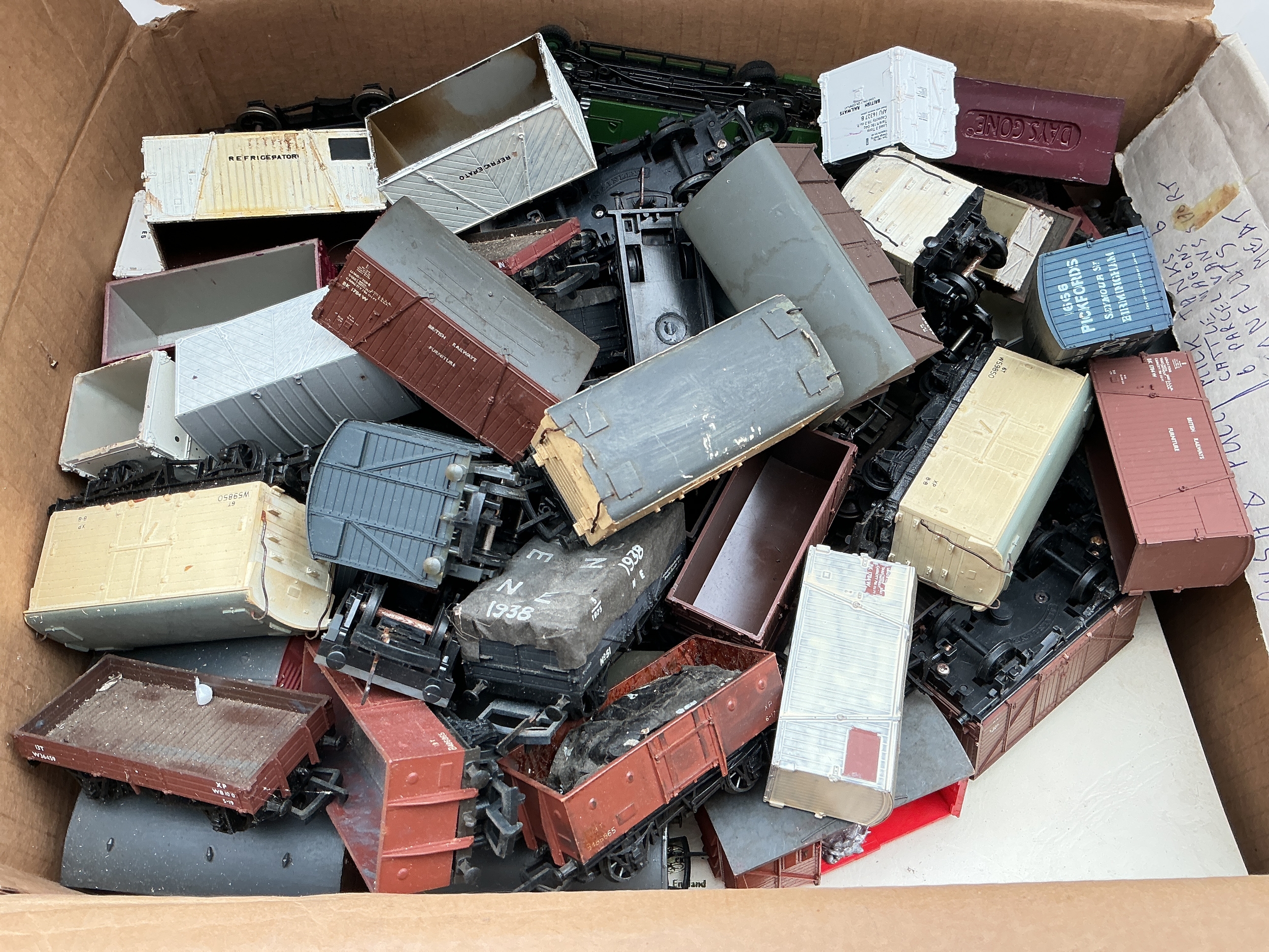 A Box Containing 00 Gauge Wagons, No Reserve.
