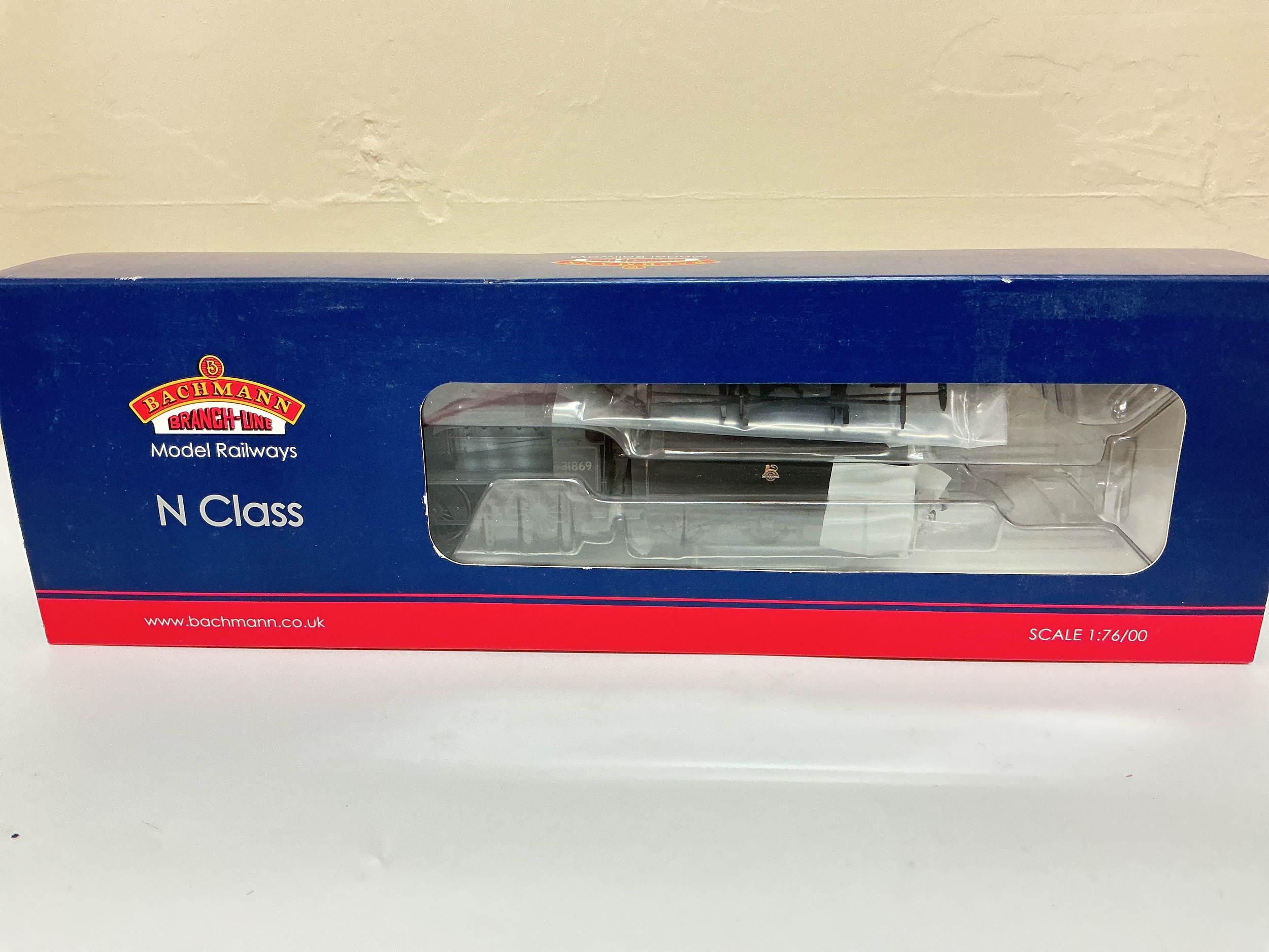 A Boxed Bachmann 00 Gauge BR Black Early Emblem #32-165DC. No Reserve.