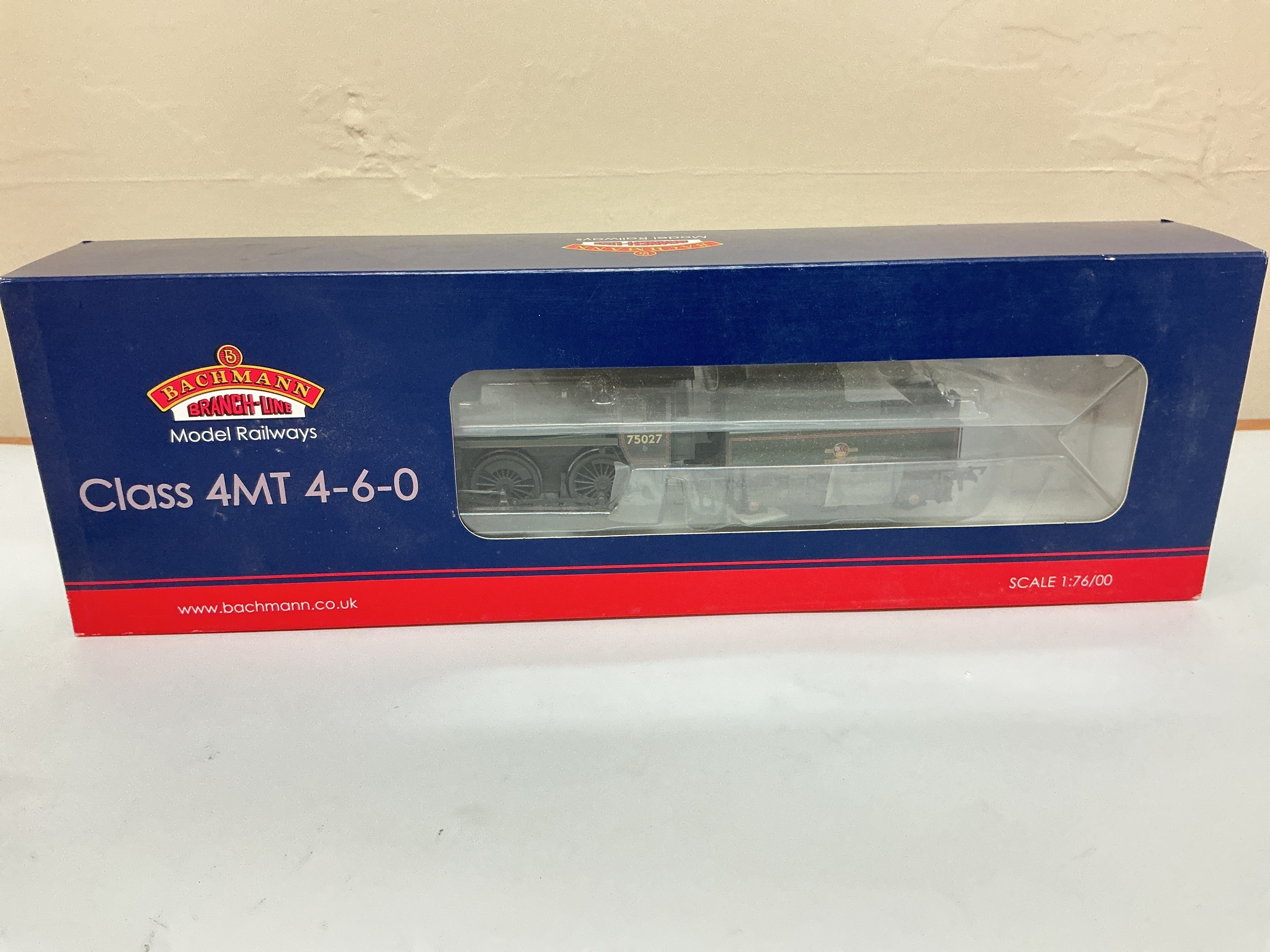 A Boxed Bachmann 00 Gauge Standard Class 4MT 75027 BR2 Tender BR Lined Green Late Crest Weathered #31-115. No Reserve.