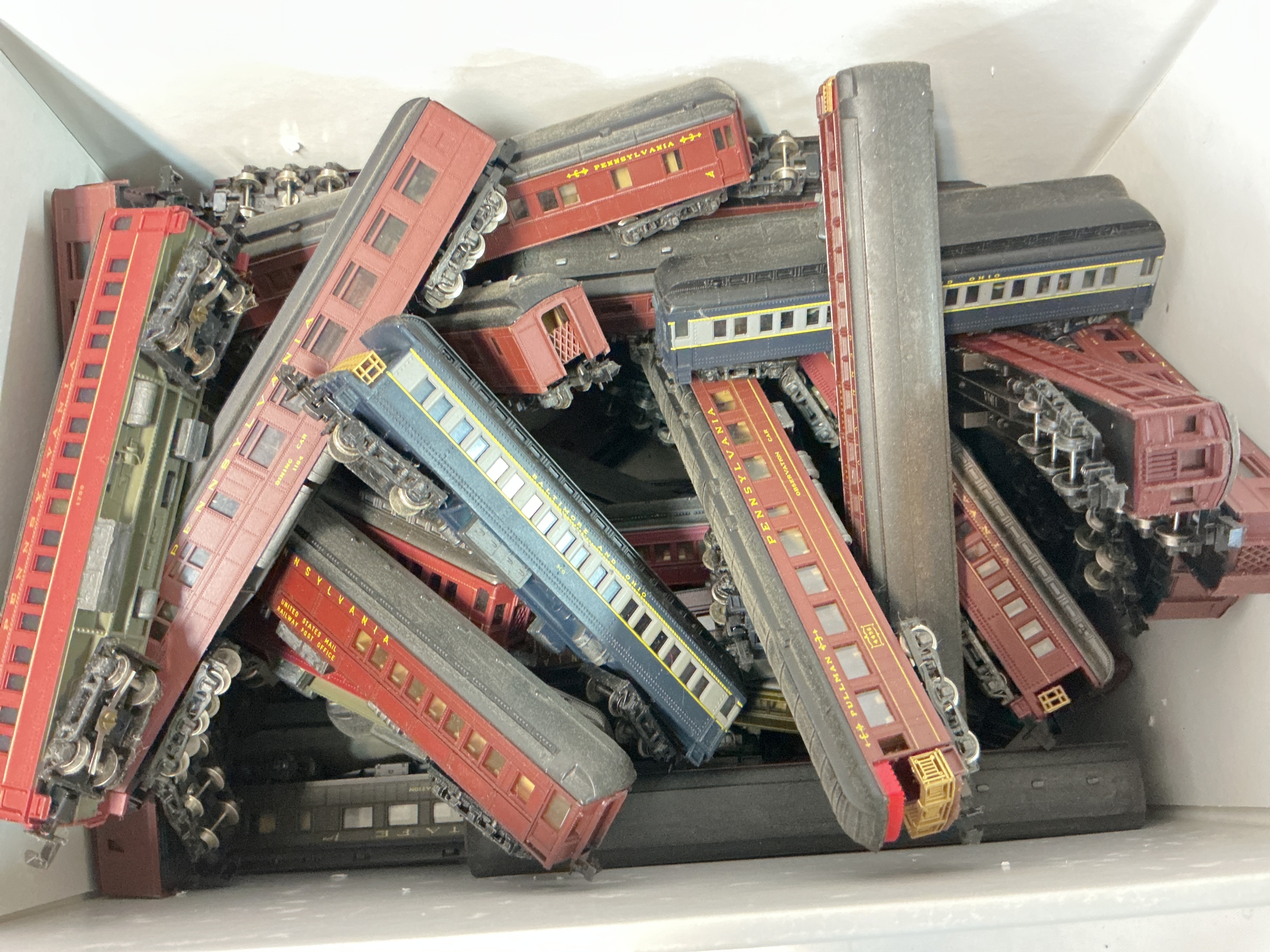 A Box ConyA Collection Of N Gauge Coaches And Wagons. No Reserve.