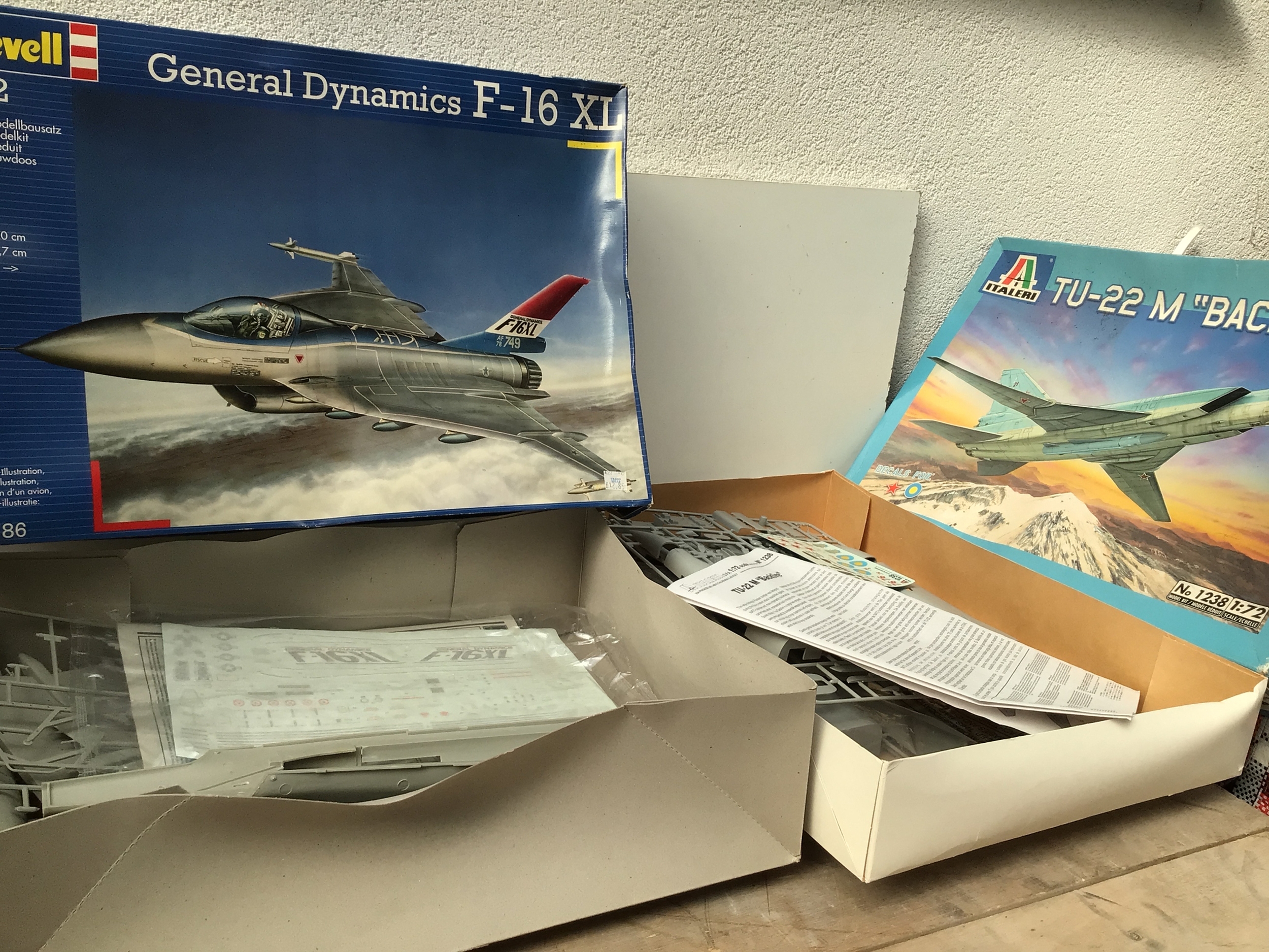 A collection of boxed model kits featuring aircraft in various scales.  Manufacturers include Revell, Italeri, Airfix etc.  no reserve.