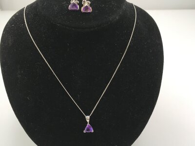 A 9ct white gold necklace with amethyst and matching earrings.
2.81g