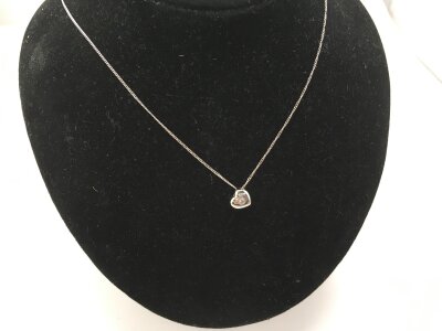 A 9ct white gold necklace with heart pendant.
1.44g