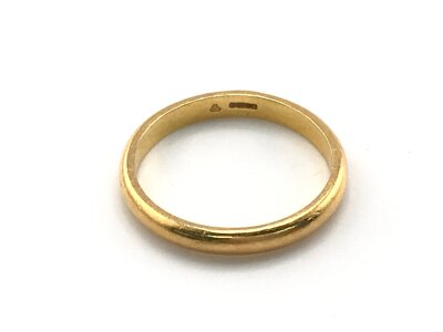 A 22ct gold band size R 1/2 and 4.31g