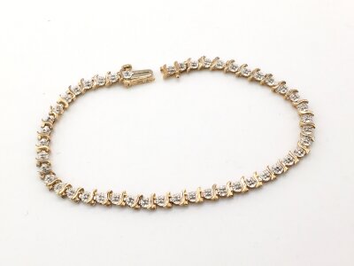 A 9ct gold bracelet set with illusion set diamonds.
19.5cm