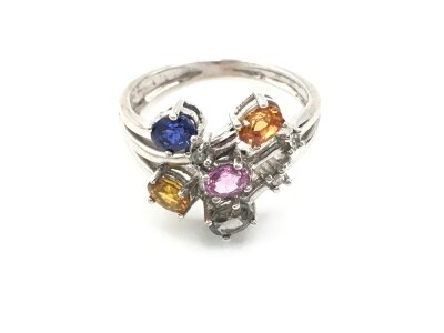 An 18ct white gold ring set with a pattern of coloured stones. 
Size I and 3.38g
