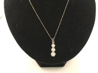 An 18ct white gold necklace with three diamonds.
3.46g