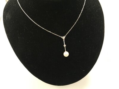 An 18ct white gold necklace with a pearl.
2.53g